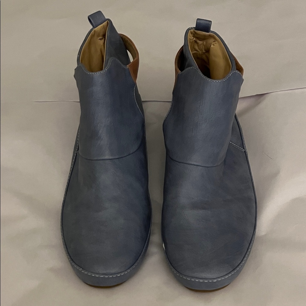 No brand light blue ankle boots. Size 8.5.